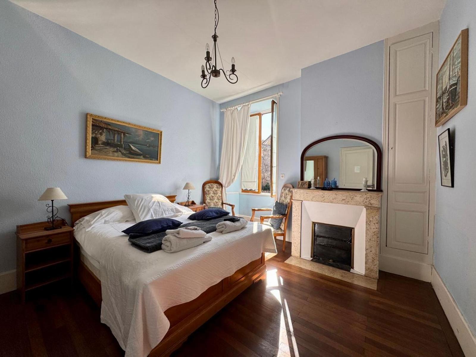 L'Escapade Place Voltaire Vermenton Bilik gambar