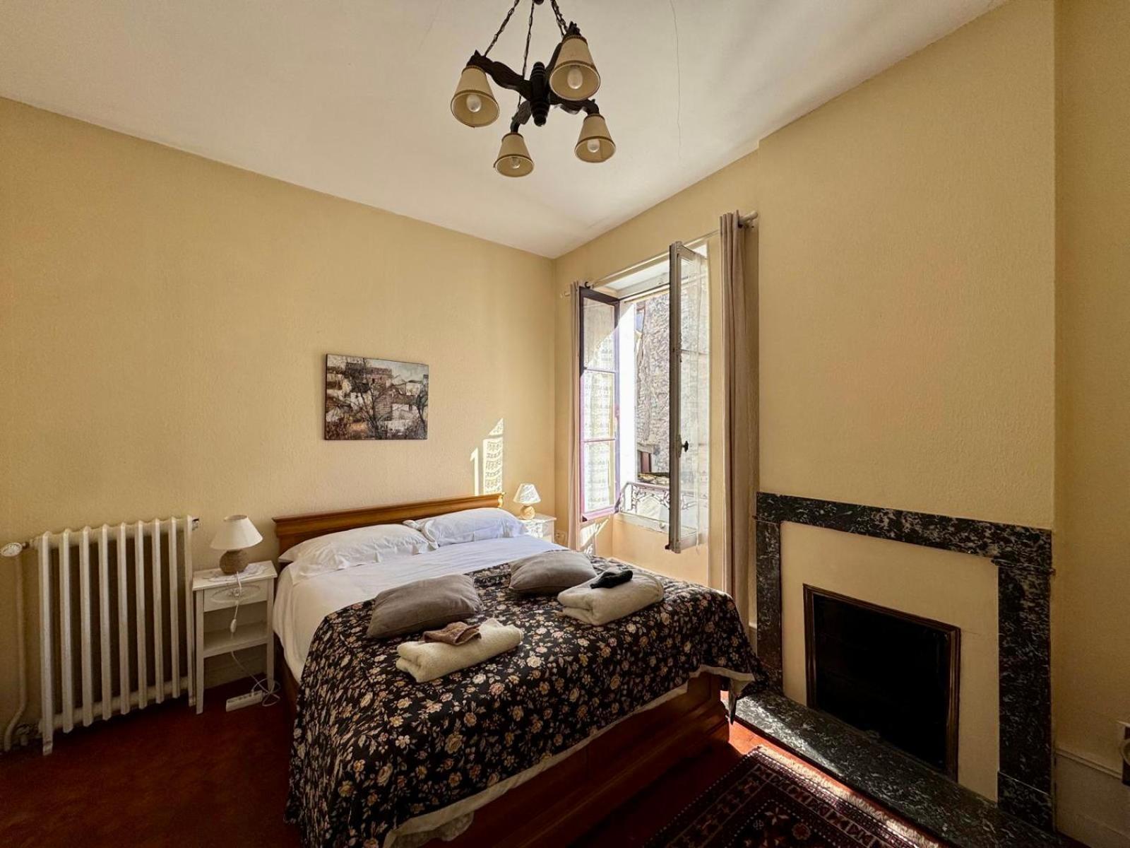 L'Escapade Place Voltaire Vermenton Bilik gambar